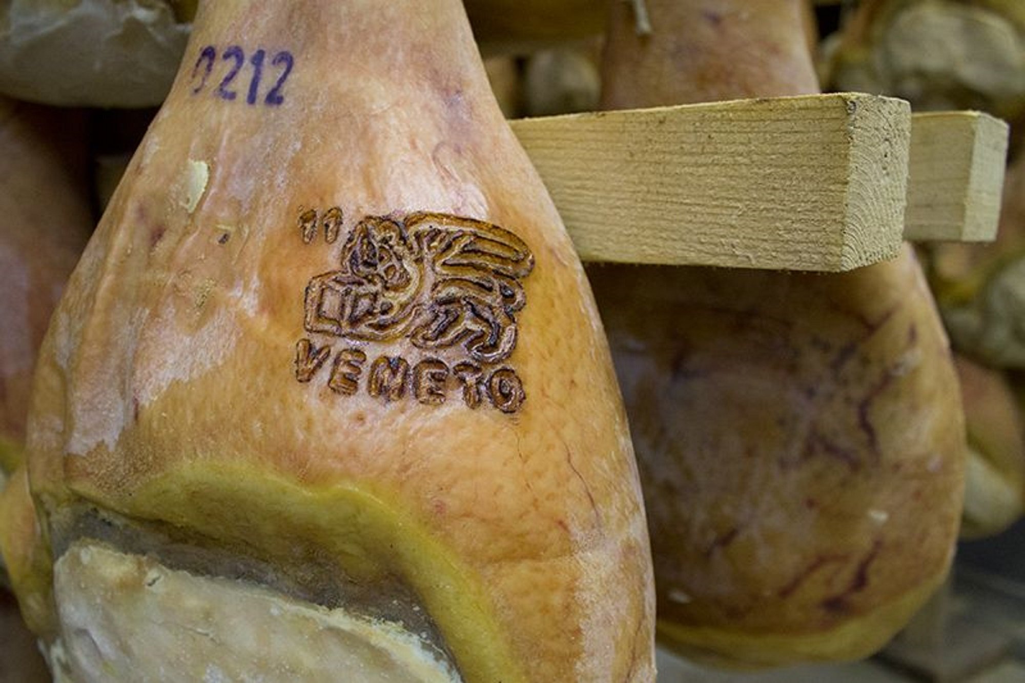 Feinkost Prosciutto Crudo Veneto Berico Euganeo DOP Attilio Fontana aus Montagnana am Stück 18 Monate