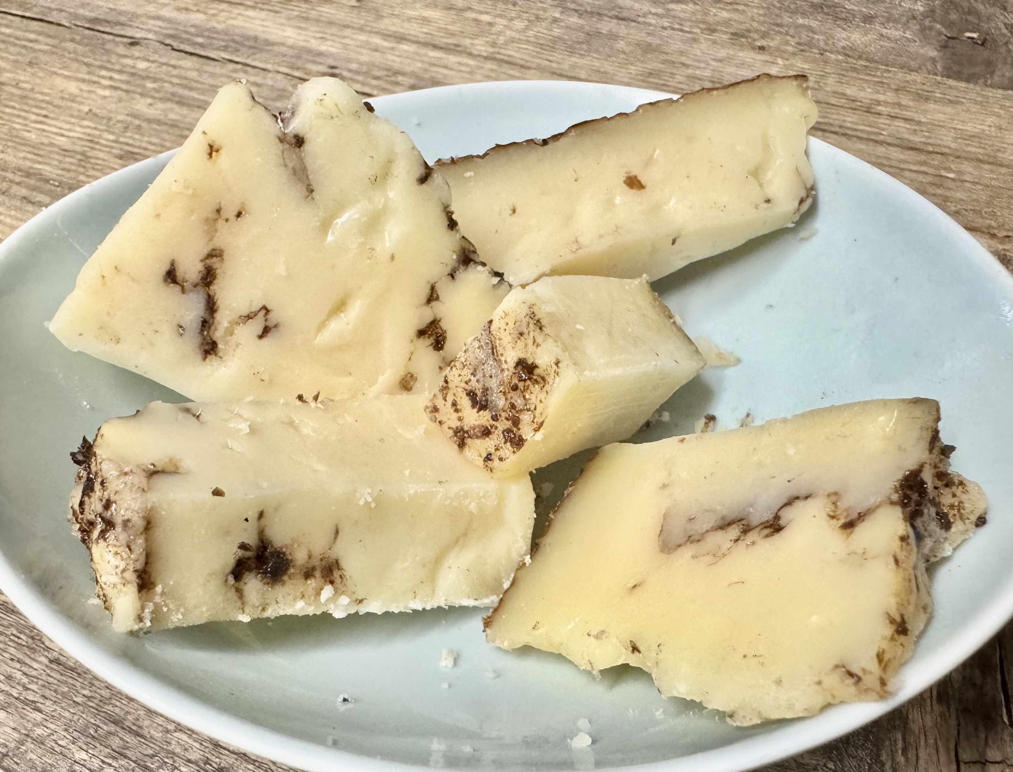 Pecorino Sardo mit Trüffel schichten, Schafmilchkäse Tartufo 