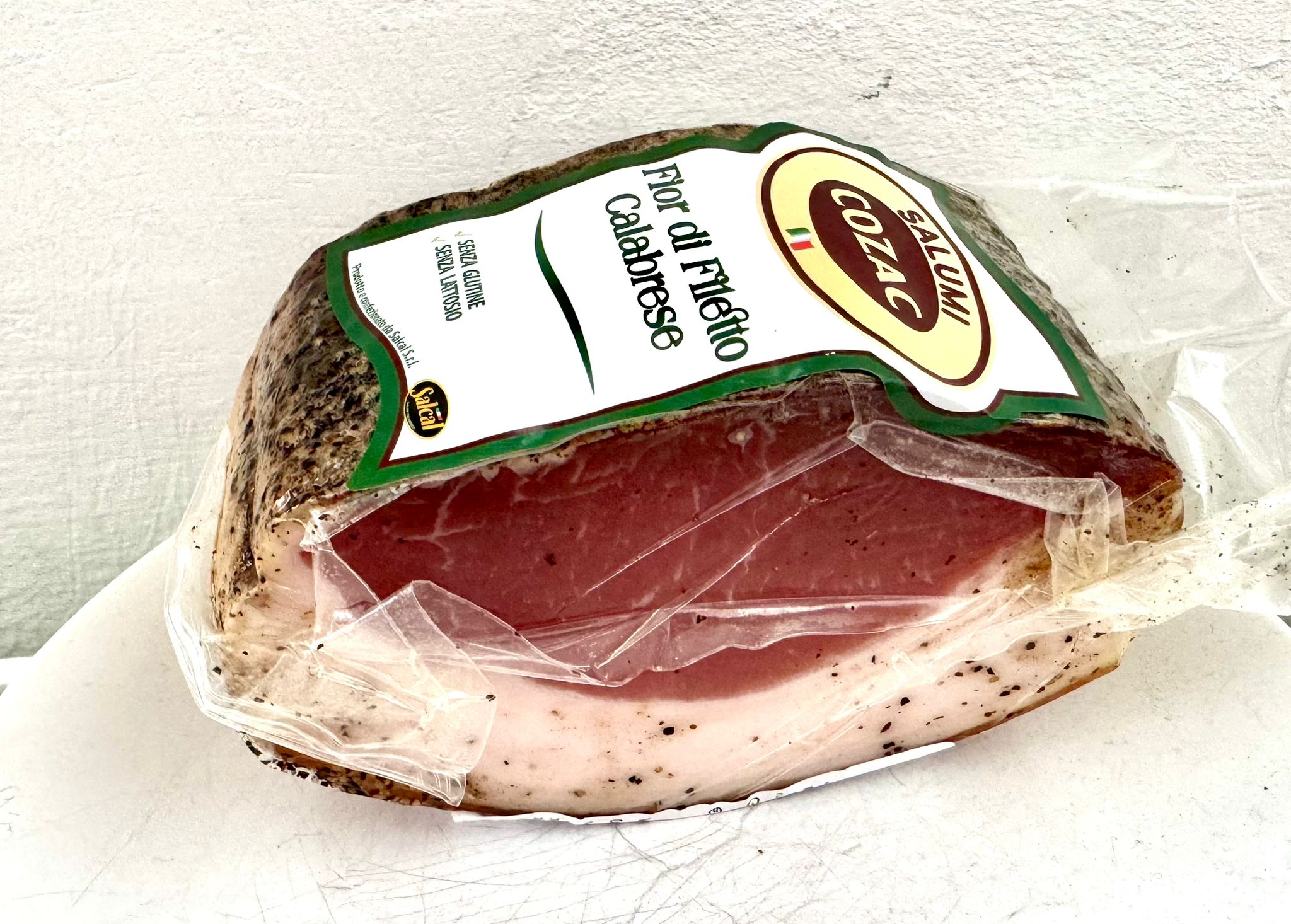 Gewürztes, gespicktes Filet mit Lardo vom Schwein