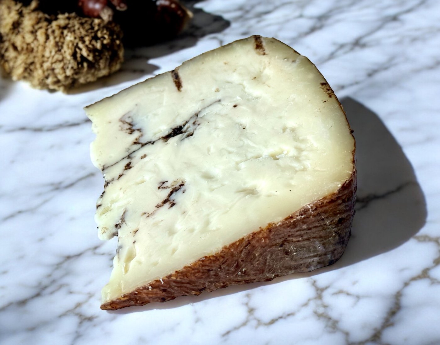 Pecorino Sardo mit Trüffel schichten, Schafmilchkäse Tartufo 