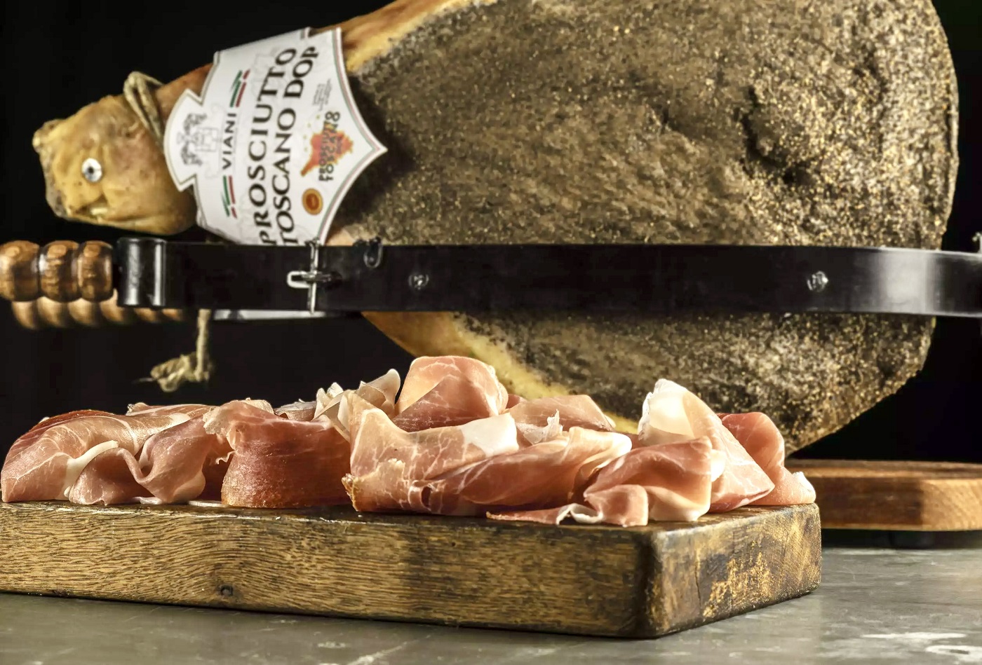 Angebot! 1,6Kg Prosciutto Crudo Toscano DOP Viani am Stück luftgetrocknet mind. 16 Monate gereift